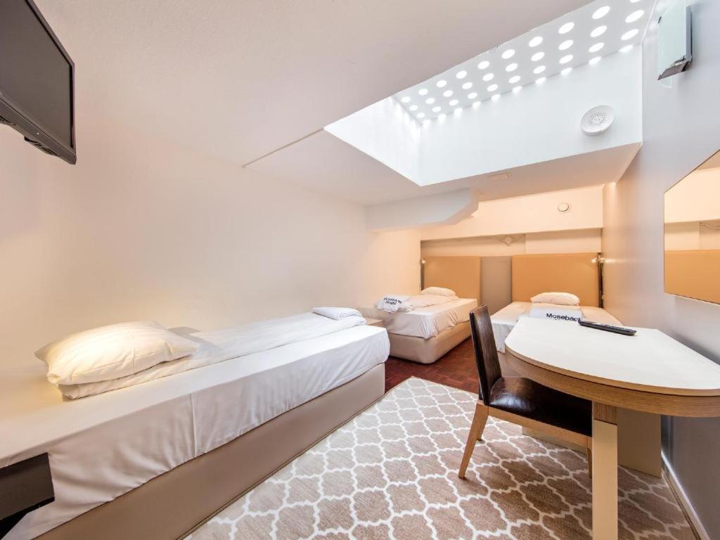 Triple Room Private Bathroom No Window