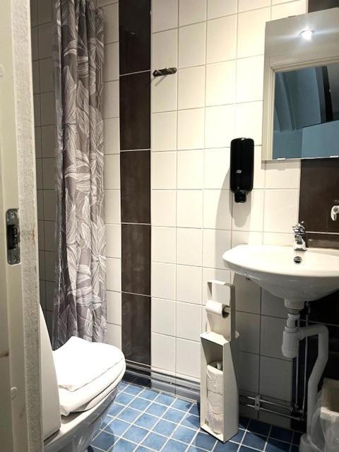 Family Room Bathroom No Window